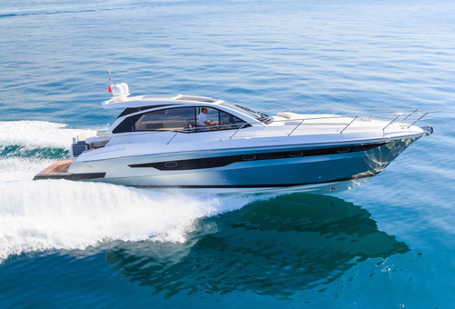 Bateau à moteur blanc et noir naviguant sur la mer.