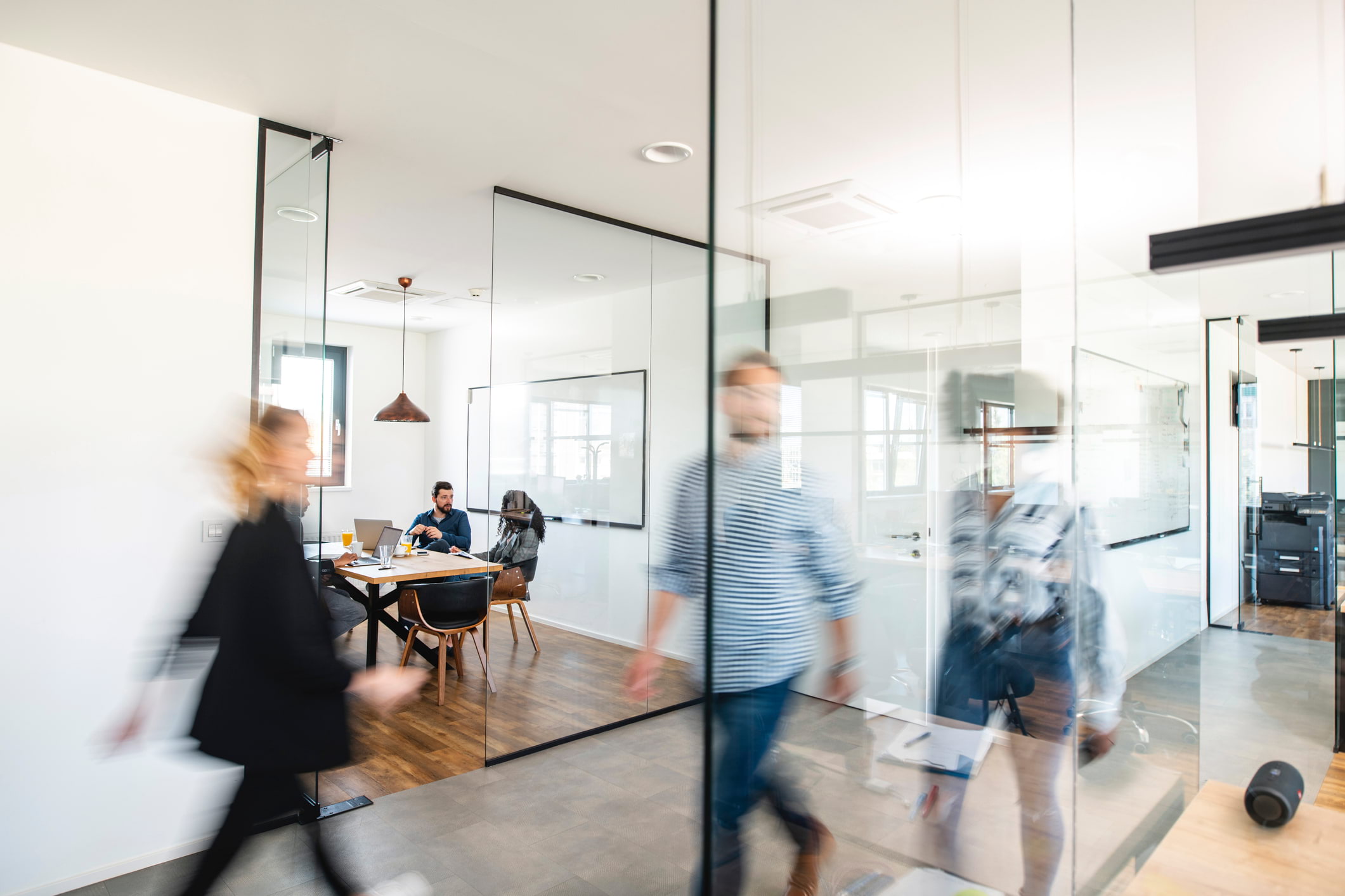 Bureaux d'entreprise avec des salariés en mouvement.