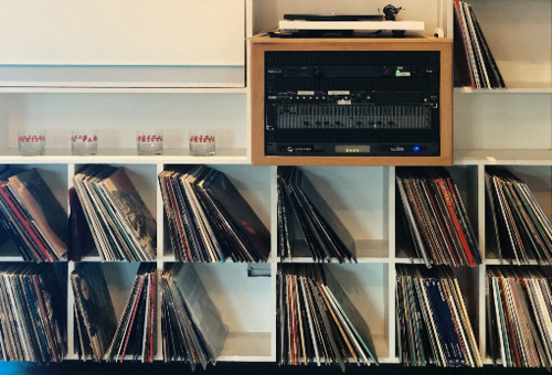 Platine avec une collection de vinyles.