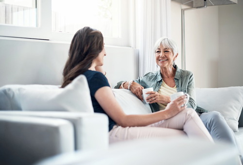 Mère et fille qui discutent dans le canapé.