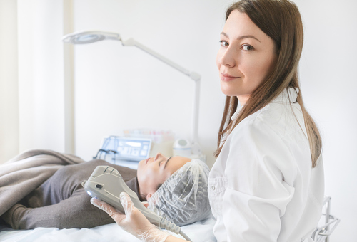 Médecin avec une patiente.