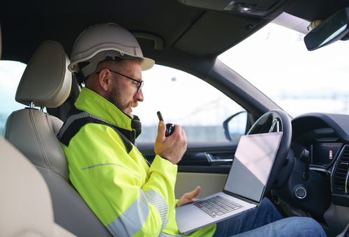 Expert en assurance dans sa voiture.