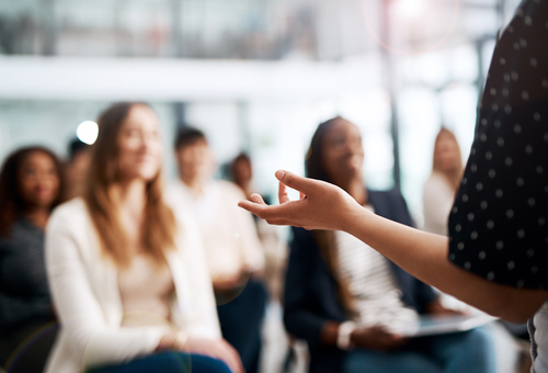 Gros plan sur les mains d'une femme faisant un discours.