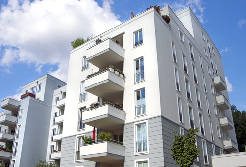 Copropriété d'appartement avec terrasse.