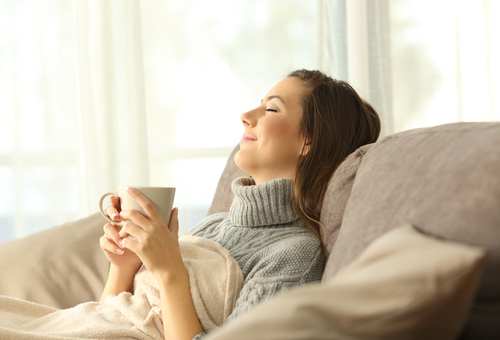 Gros plan d'une femme en train de se relaxer.