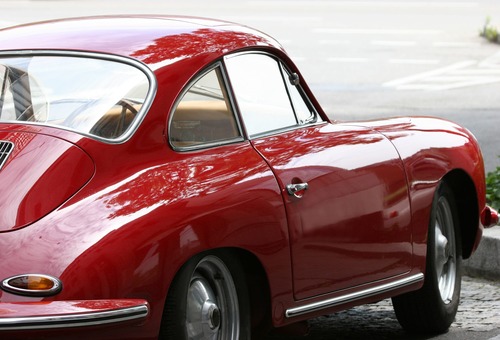 Voiture de collection rouge.